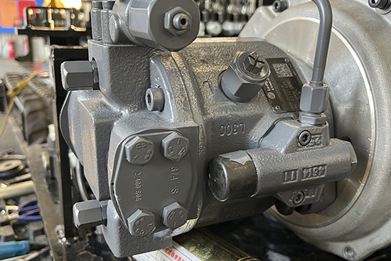 Alt attribute: The overall appearance of a small excavator. Its structural design takes into account factors such as center - of - gravity distribution, stability, operational comfort, and maintenance convenience. The optimized cab design enhances the operating experience.
