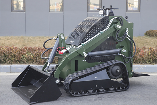 A comparison chart showing the differences in appearance and structure between small excavators and small skid steer loaders.