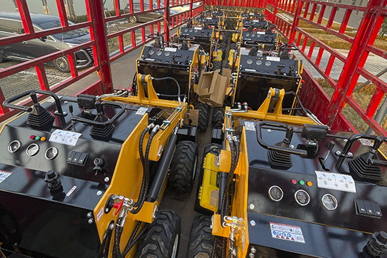 Jining Yizhan ships 10 S460 skid steer loaders to Canada – High-performance construction equipment for global markets.