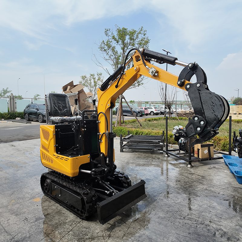 TOVISEN 06Q yellow tracked mini excavator with bucket and front blade TOVISEN 06Q yellow tracked mini excavator with bucket and front blade
